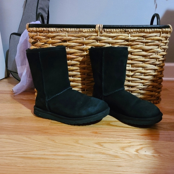 Ugg Classic II Short Boot - Picture 2 of 4